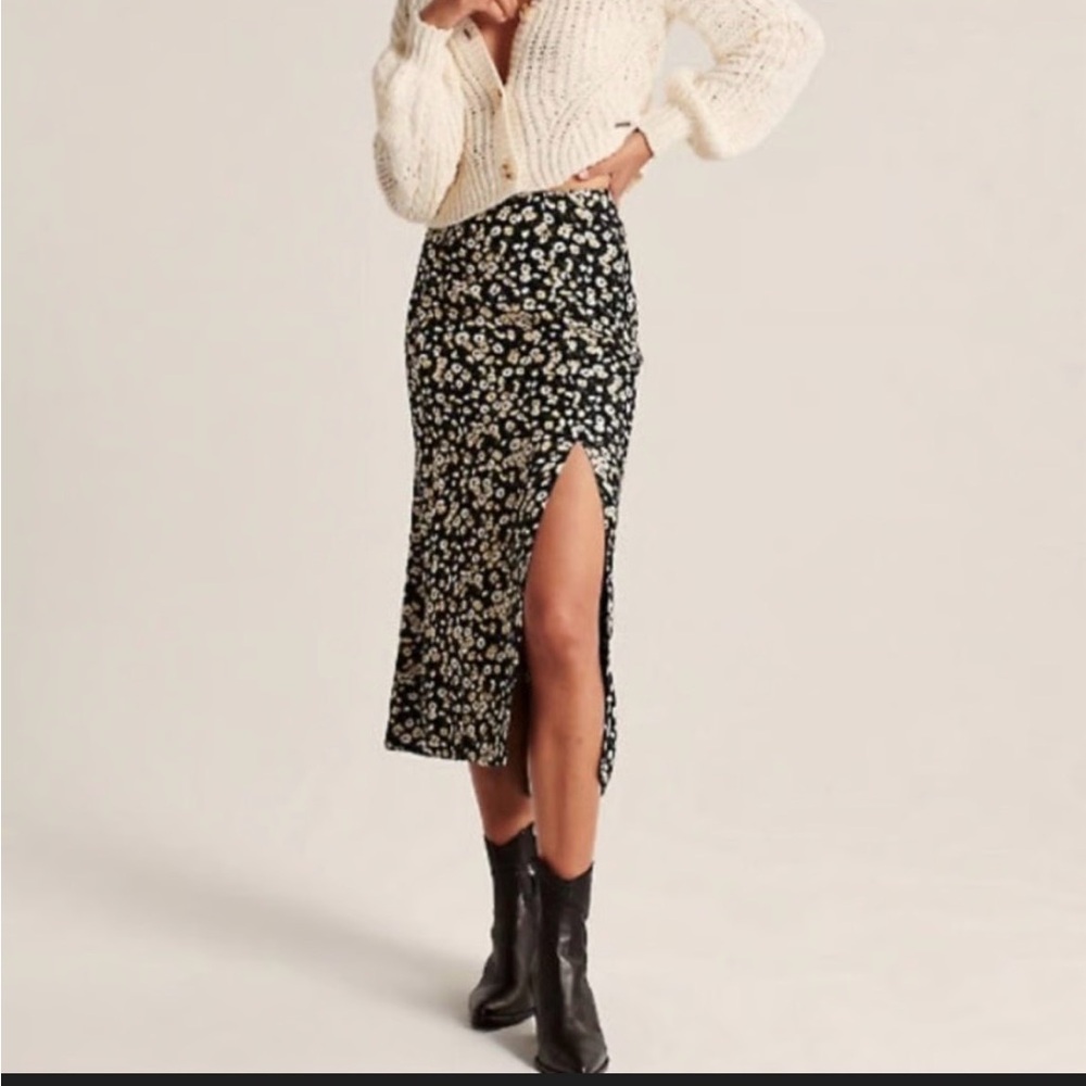 Abercrombie & Fitch Black and White Floral Pencil Skirt